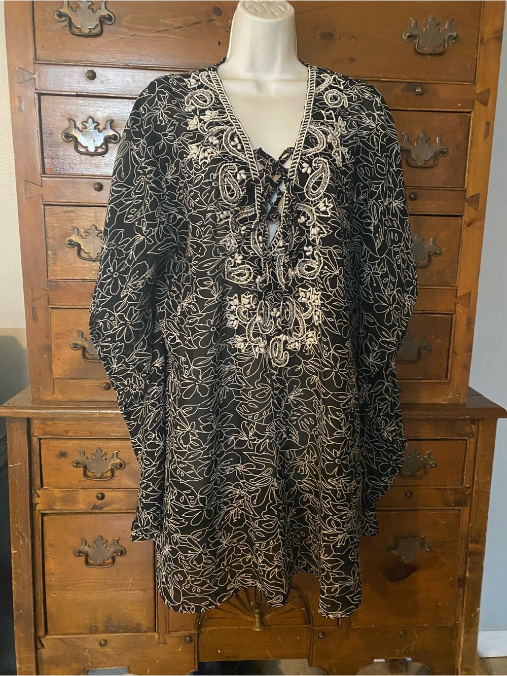 (A124) Womans Beaded Neck Black & White Pool Beach Coverup Size 1X Club Z Collec